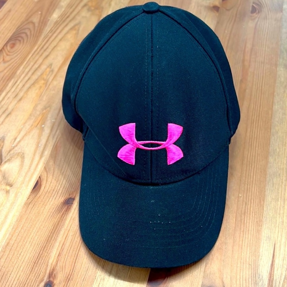 Women’s pink and black Under Armor ball cap. Great condition!